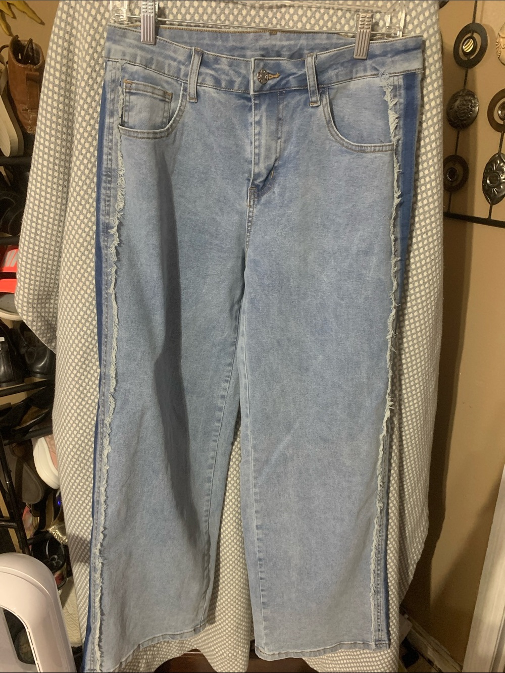 Light Wash Frayed-Trim Wide Leg Jeans